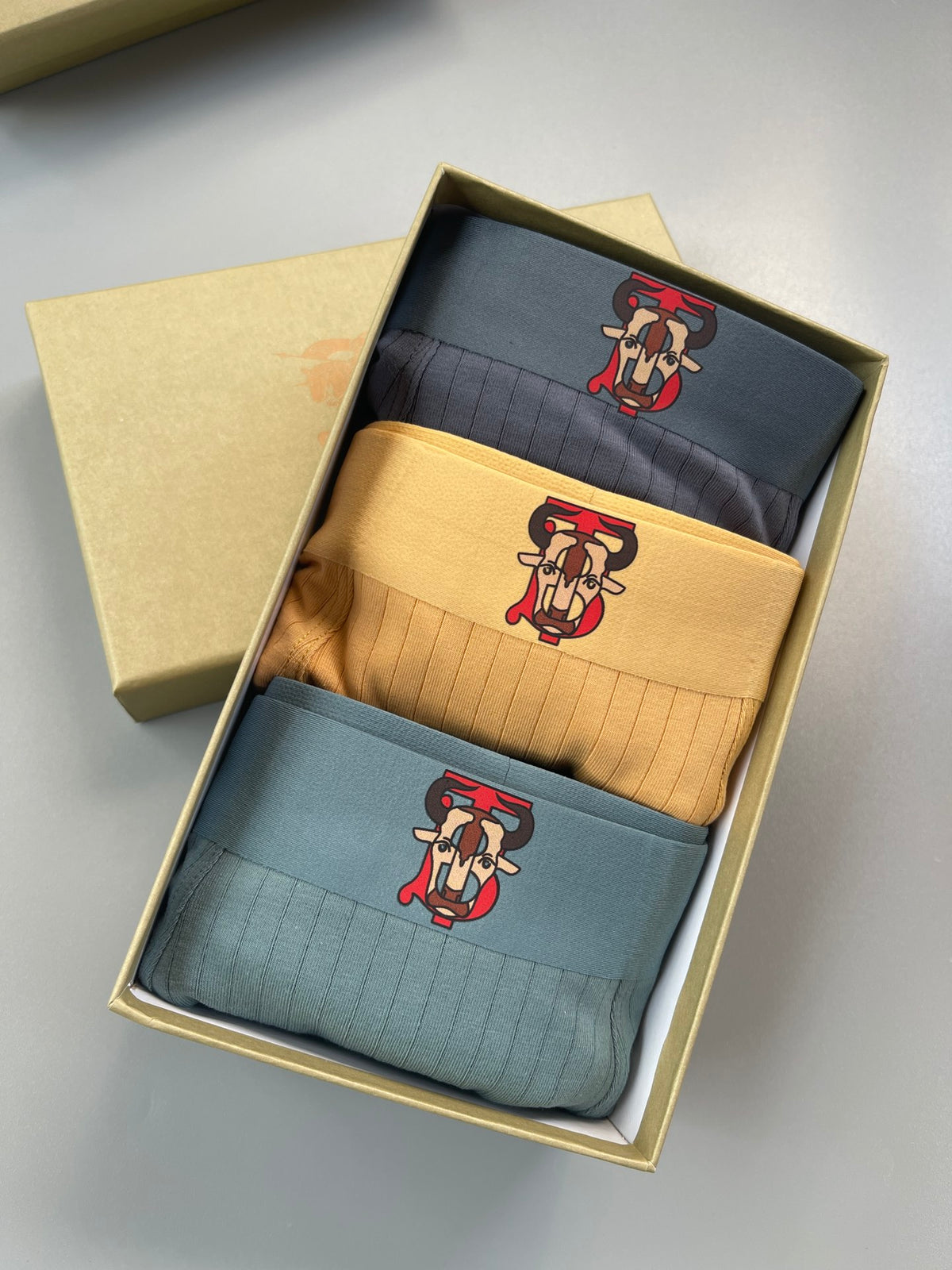 Burberry 93.8% Cotton & 6.2% Spandex Bull Series Seamless-Cut Men's Boxer Briefs - 3-Piece Box