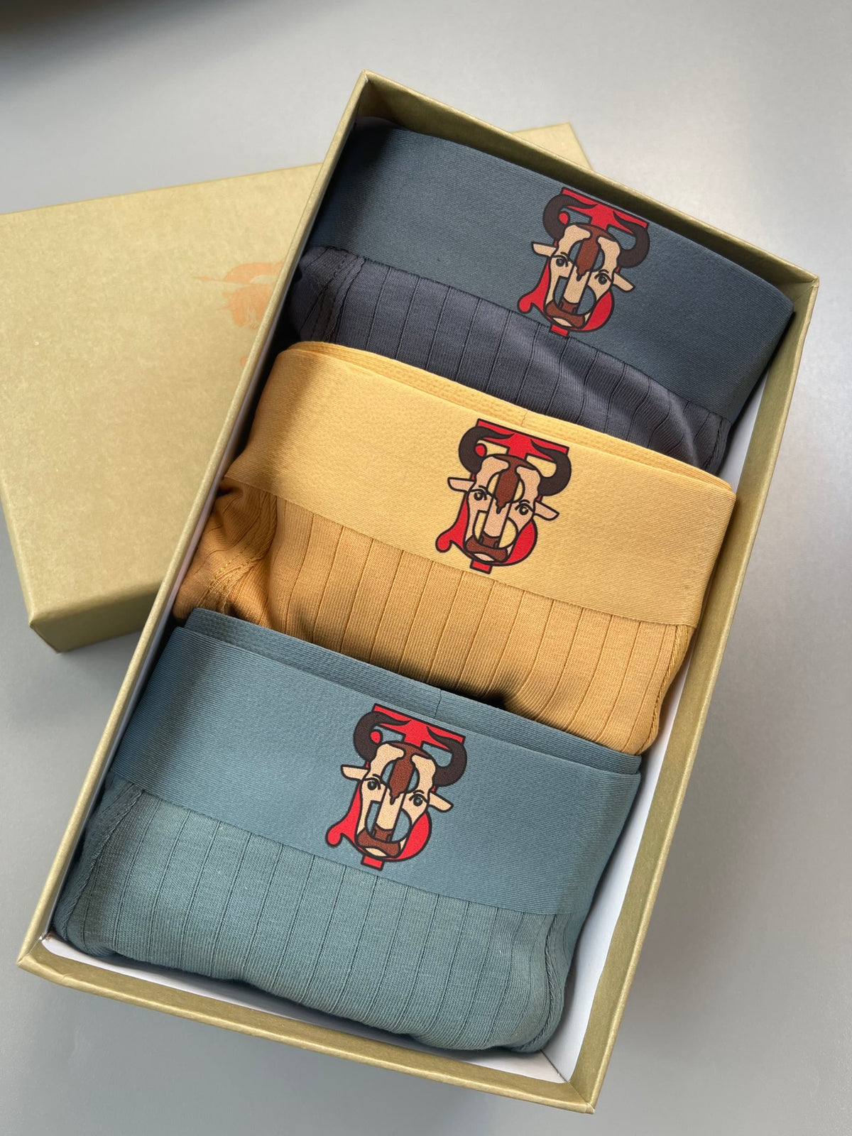 Burberry 93.8% Cotton & 6.2% Spandex Bull Series Seamless-Cut Men's Boxer Briefs - 3-Piece Box