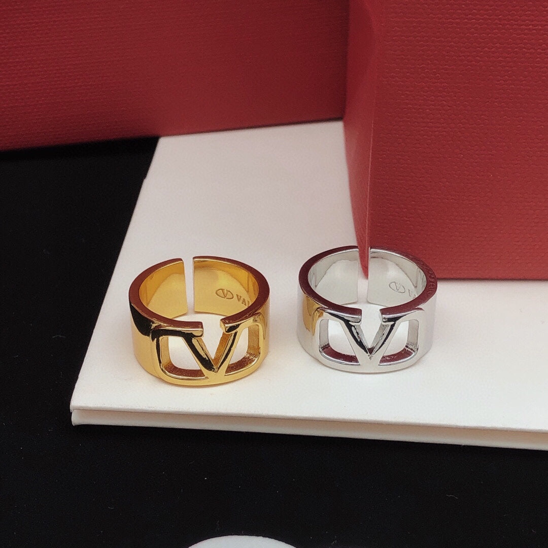 Martin Graham ring in polished metal-tone – front view