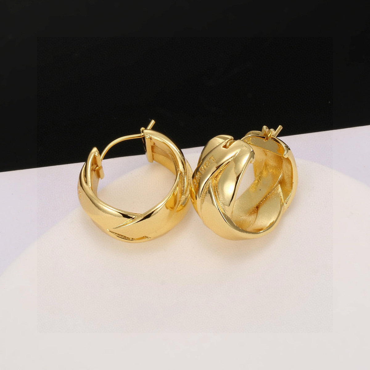 Martin Graham jewelry accessory in polished metal-tone – detail view