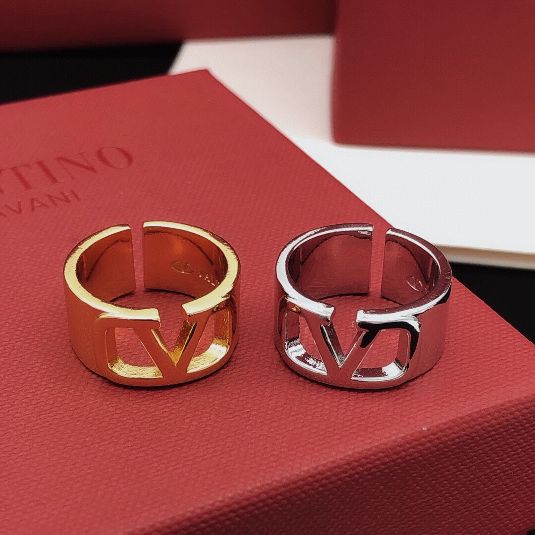 Martin Graham ring in polished metal-tone – detail view