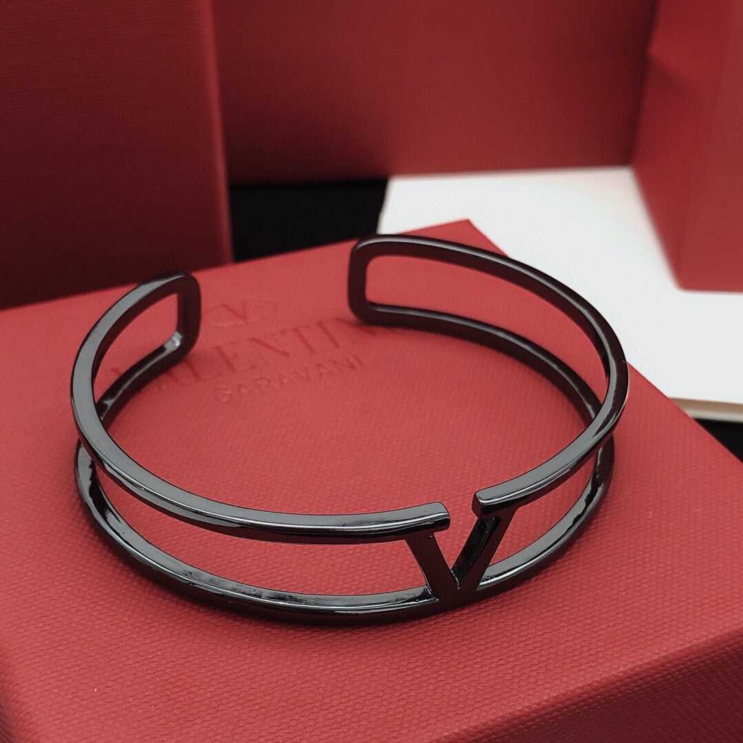 Martin Graham cuff bracelet in polished metal-tone – detail view