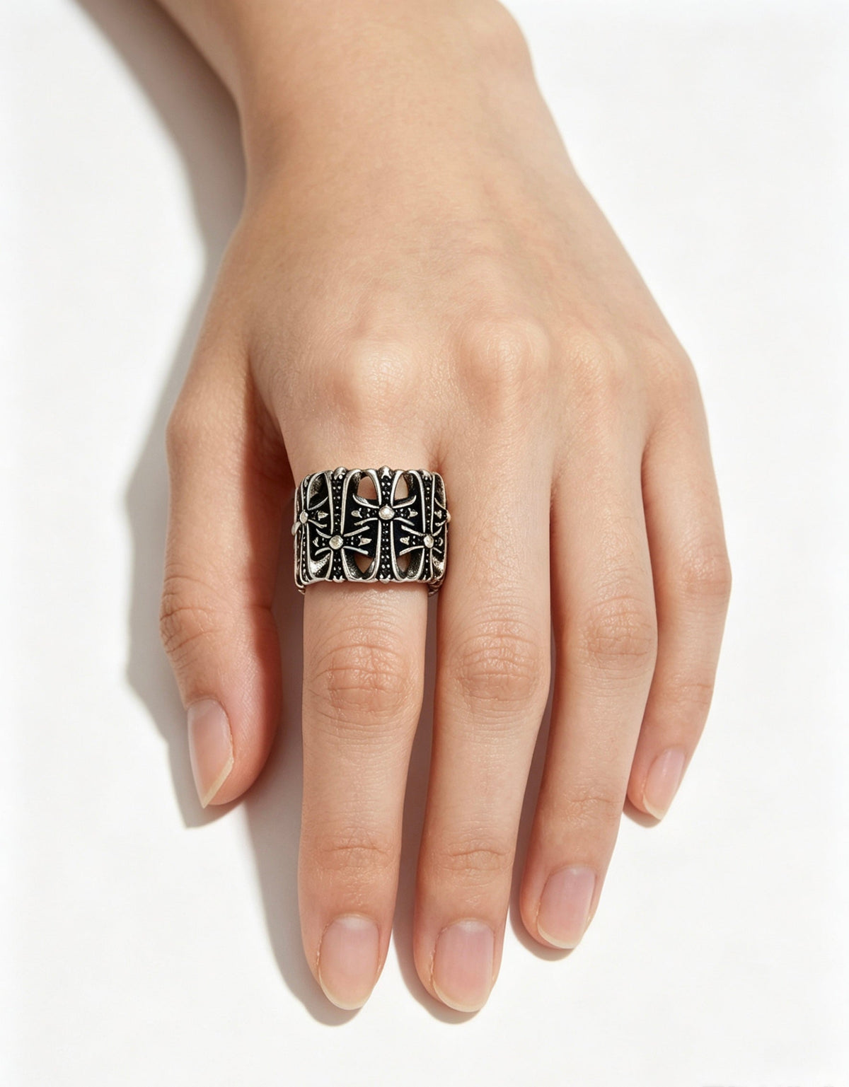 Martin Graham ring in polished metal-tone – detail view