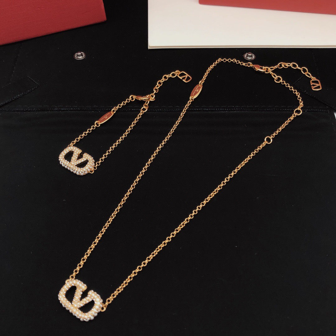 Martin Graham pendant necklace in polished metal-tone – detail view